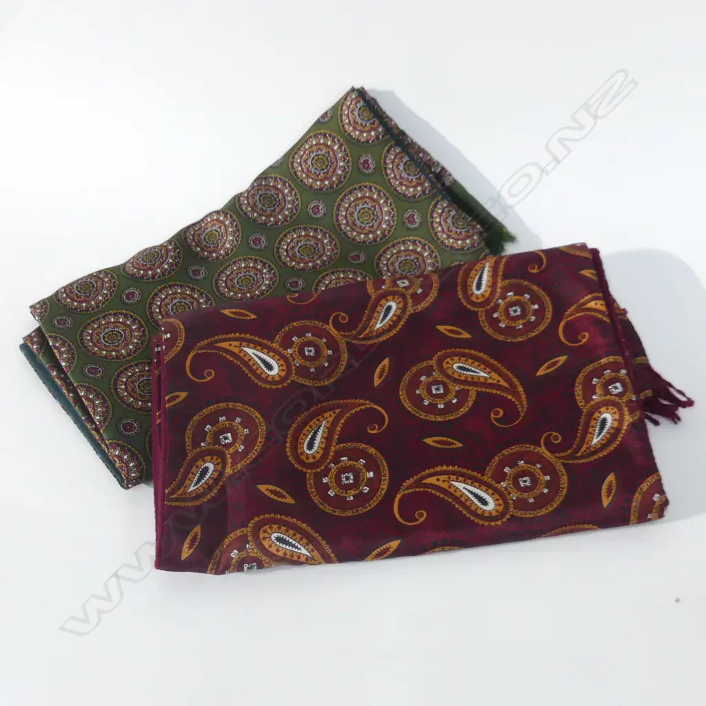 2 VINTAGE PAISLEY CREVATTS C.1940'S - 50'S  Image 1++