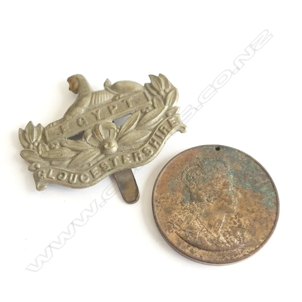 GLOUCESTERSHIRE REGIMENTAL BADGE & CORONATION COIN Image 1++
