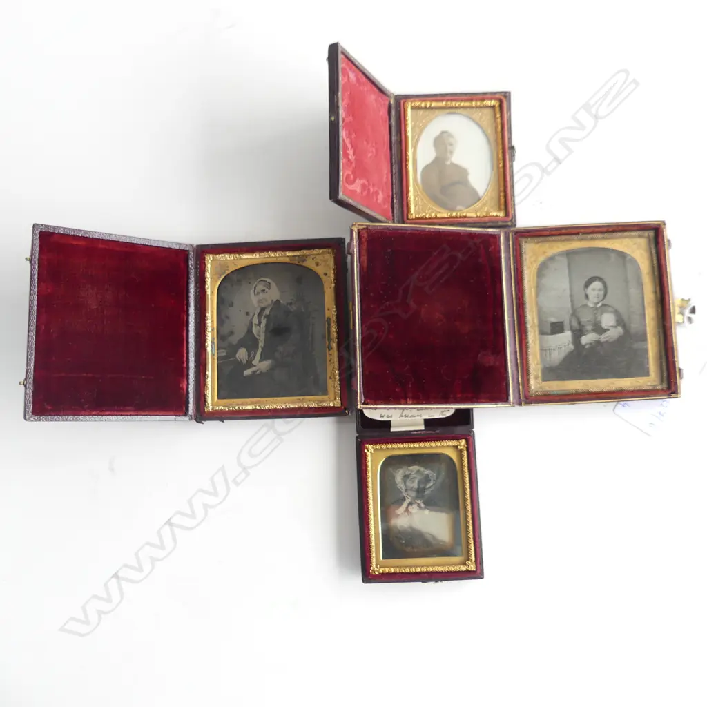 4 CASED DAGUERREOTYPES; 3 ELDERLY WOMEN + MOTHER w. CHILD H.90mm Image 1++