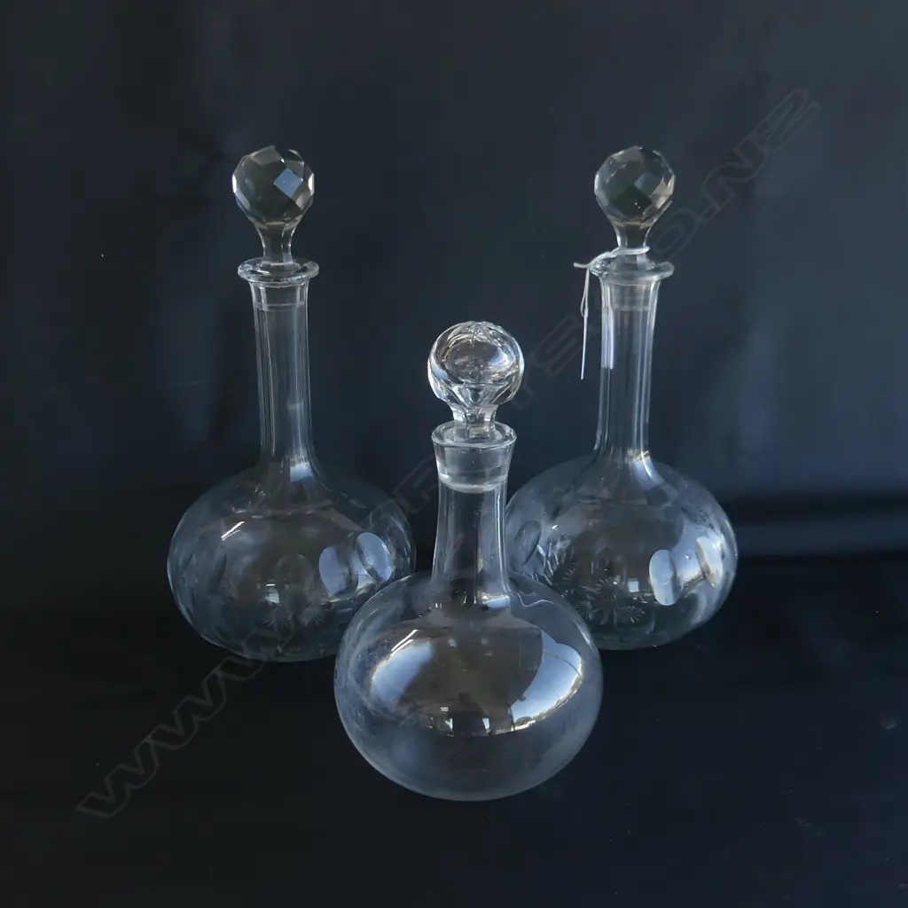 3 VICTORIAN CRYSTAL DECANTERS; PR + 1 H.280mm Image 1++