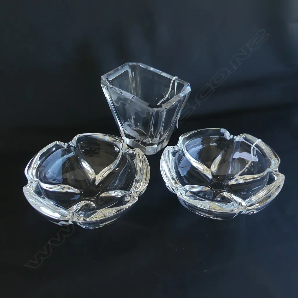 2 HEAVY CRYSTAL ASHTRAYS AND ORREFORES SIGNED ETCHED VASE H 110 MM Image 1++
