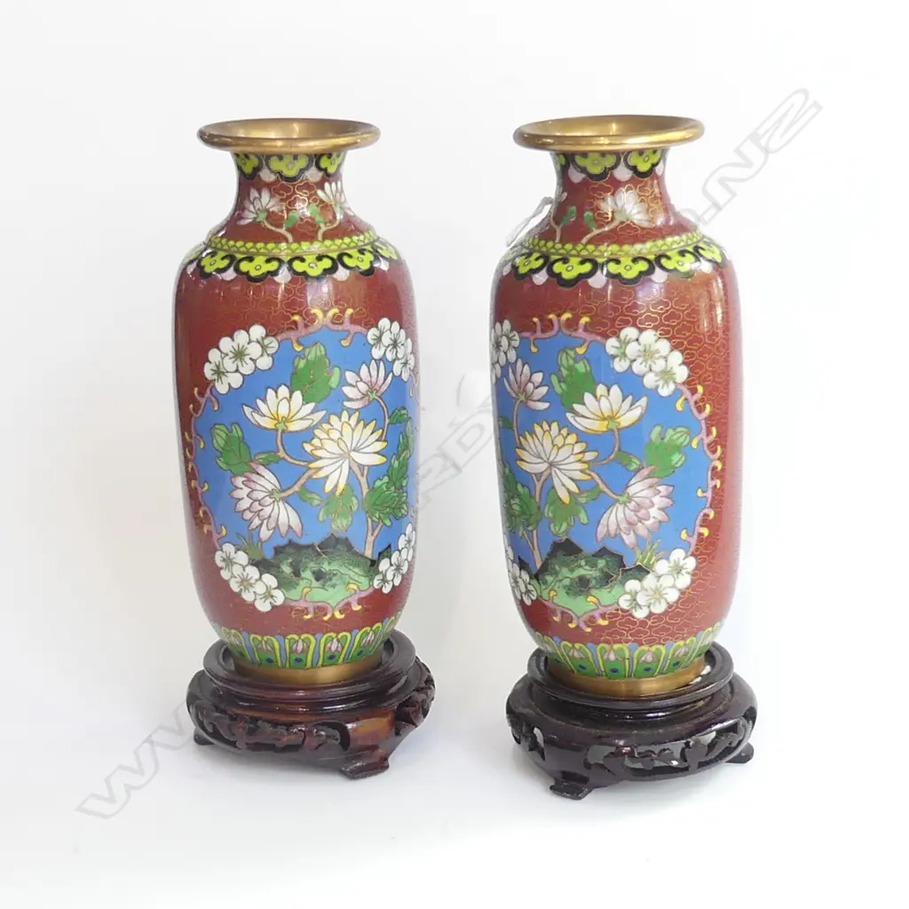 PAIR OF FLORAL DECORATED CLOISONNE VASES AND STAND H 220 MMS Image 1++