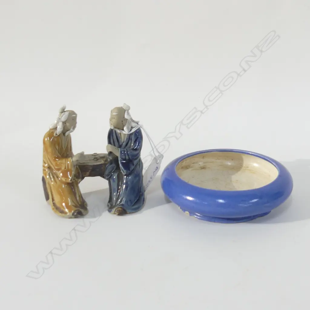 SML BLUE CERAMIC PIN DISH 105mm dia + MUD MEN FIGURE PLAYING CHECKERS Image 1++