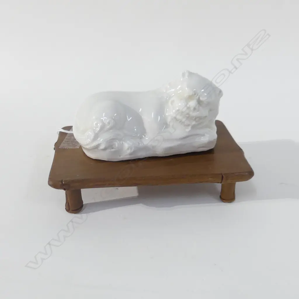 WHITE CERAMIC MING? LION ON WOODEN STAND W.140mm Image 1++
