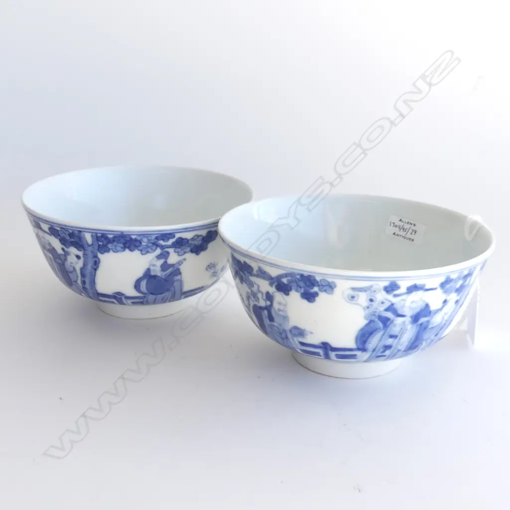 A pair of vintage Chinese underglaze blue decorated bowls, Image 1++