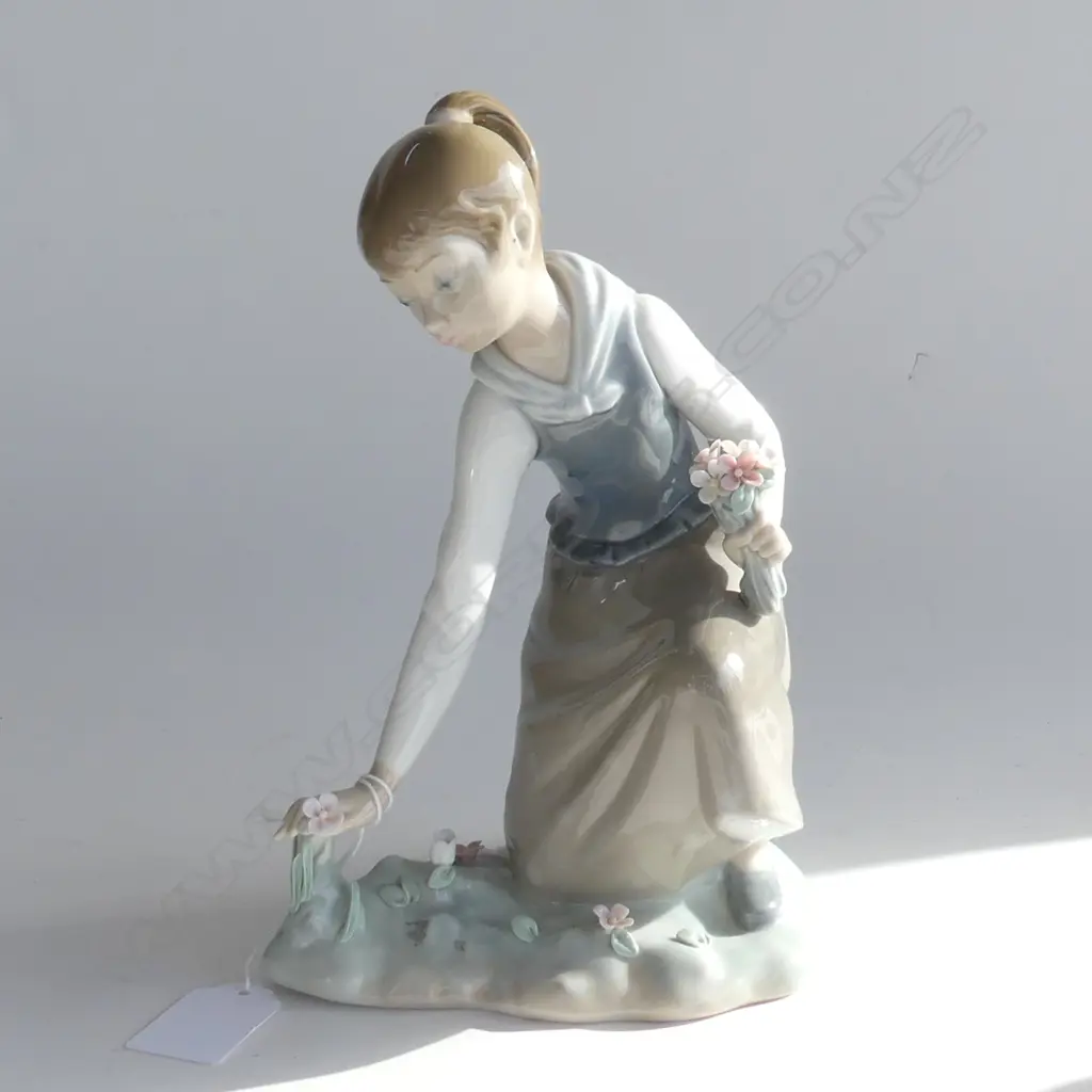 LLADRO GIRL WITH FLOWERS H 240 MM Image 1++