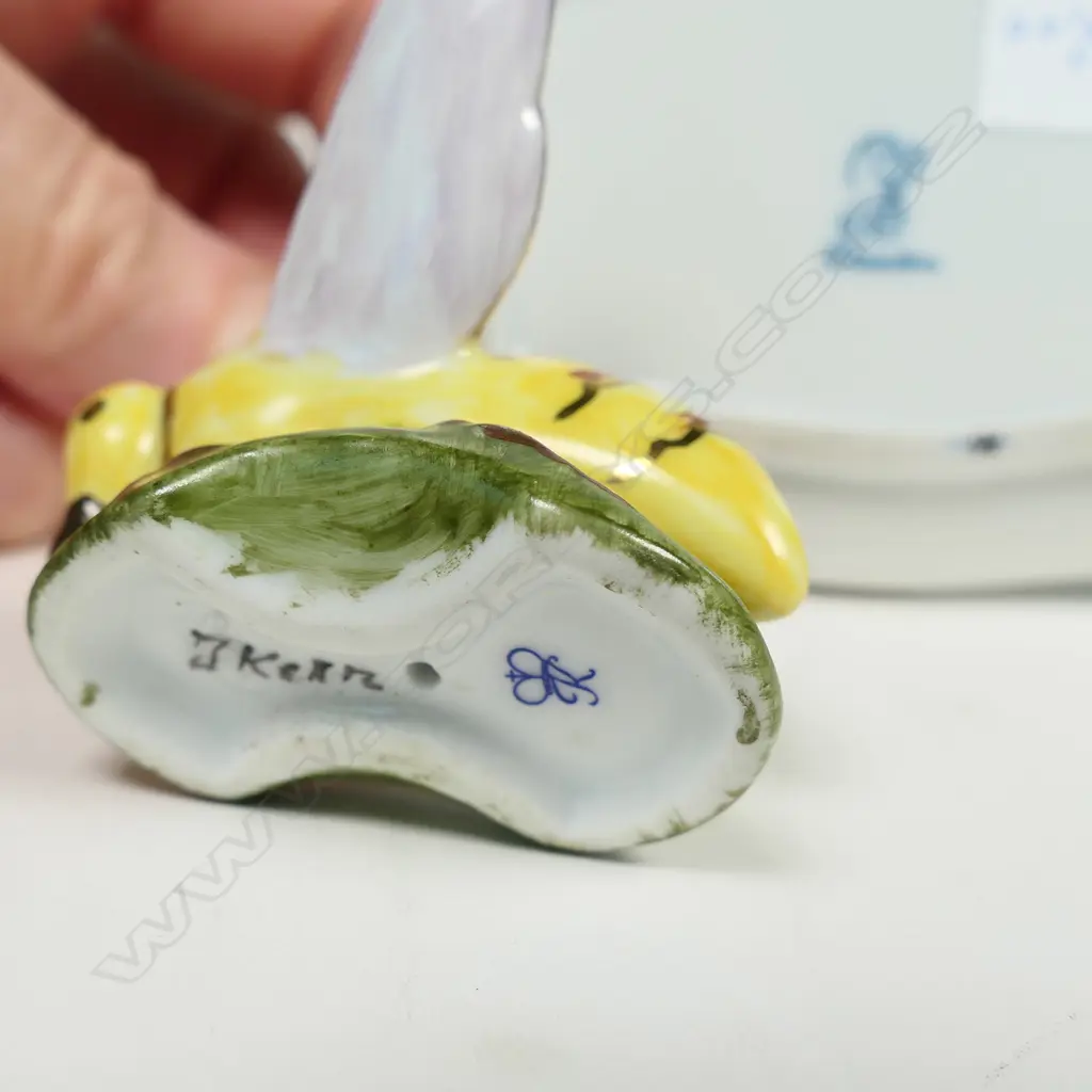 2 PCS: GERMAN PORCELAIN BEE (H. 4.2mm) & DRESDEN PIN DISH (H.9mm) Image 1++