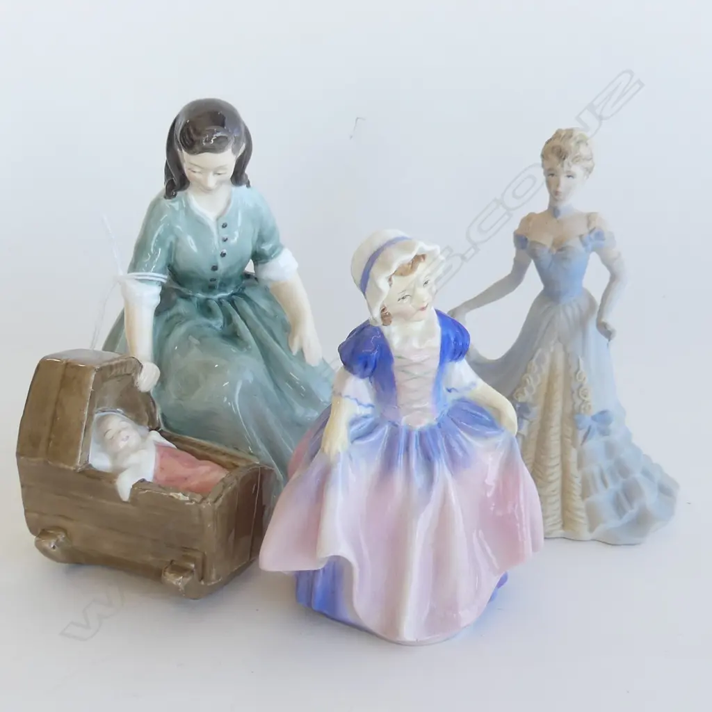 3 FIGURINES; COALPORT BEAU MONDE, 2x R.DOULTON DINKY DO / CRADLE SONG H.135mm Image 1++