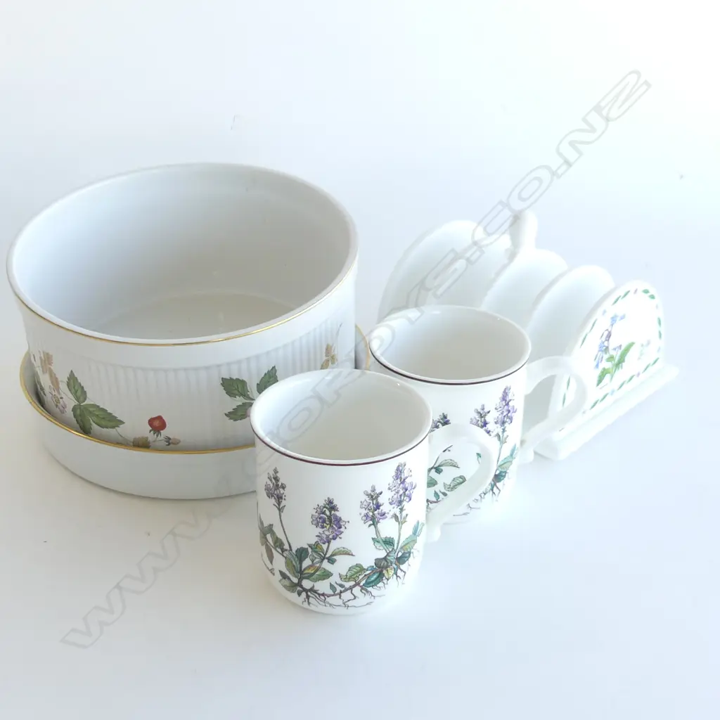 5 PCES KITCHEN WARE; PR VILLEROY MUGS, WEDGWOOD SOUFFLE, R. WORCESTER PIE DISH 200mm dia, TOAST RACK Image 1++