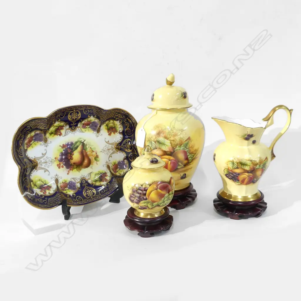 AYNSLEY ORCHARD GOLD GINGER JAR (H245MM) SUGAR BOWL & JUG & ELIZABETHAN DISH (L270MM) +3 WOODEN STANDS & PLATE STAND Image 1++
