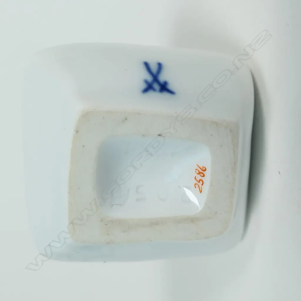 RARE 1920S MEISSEN TINY DOG FIGURINE, CROSS SWORDS MARK, H.30mm Image 1++