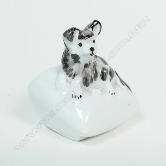 RARE 1920S MEISSEN TINY DOG FIGURINE, CROSS SWORDS MARK, H.30mm