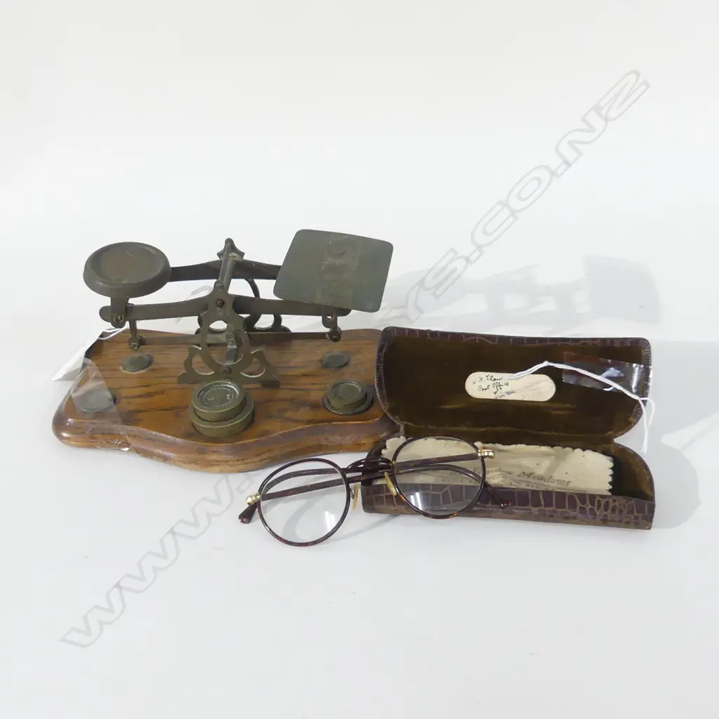 SM OLD POST OFFICE SCALES & WEIGHTS + VINTAGE GLASSES IN CASE Image 1++