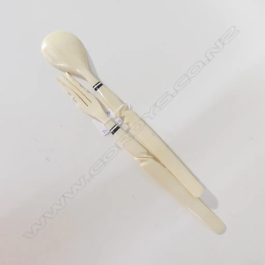 PR DECO PERIOD CARVED IVORY SALAD SERVERS L 280MM Image 1++
