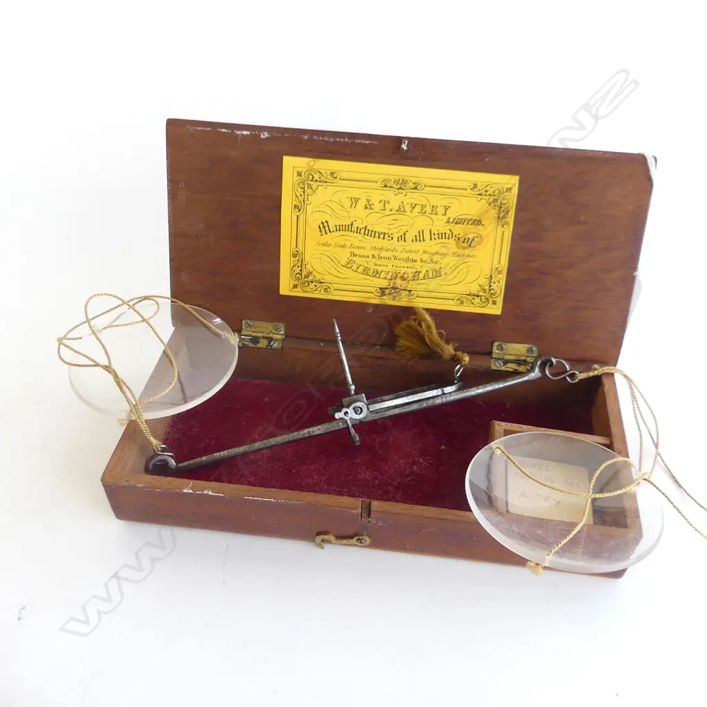 CASED SET OF GOLD BALANCE SCALES & WIEGHTS Image 1++