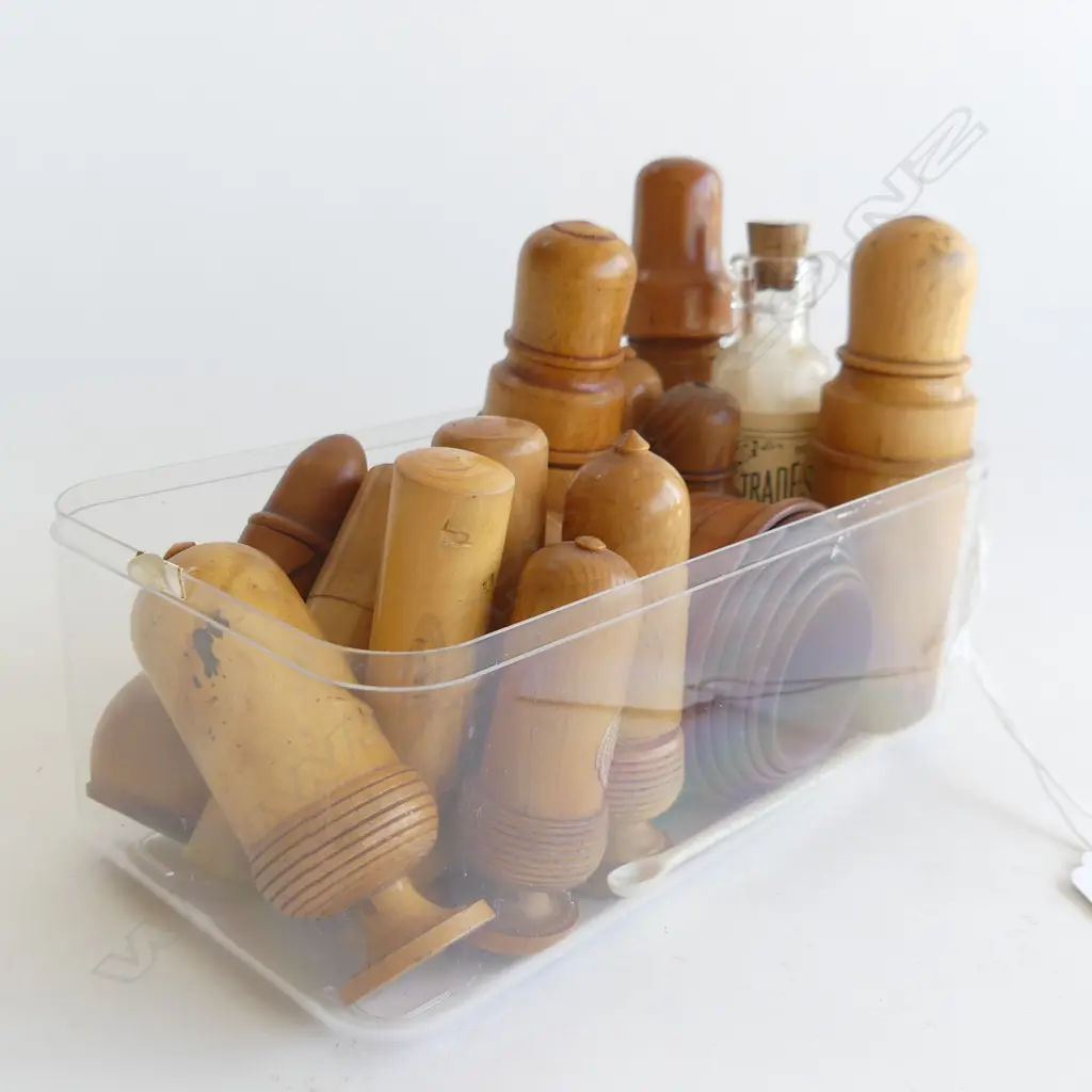 SMALL TRAY OF 16 TREEN COLLECTABLES & 1 BOTTLE Image 1++