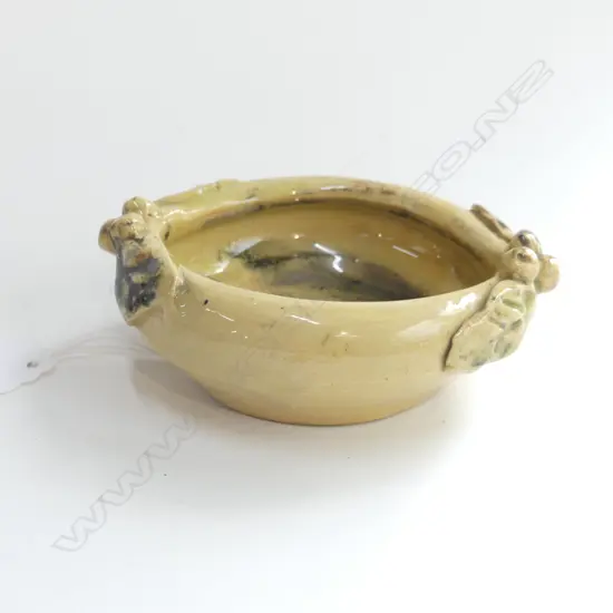 SMALL BRIAR GARDNER DISH. WITH APPLIED LEAF AND BERRY DECORATION TO THE RIM. SGRAFFITO SIGNATURE UNDERNEATH. D.85mm.