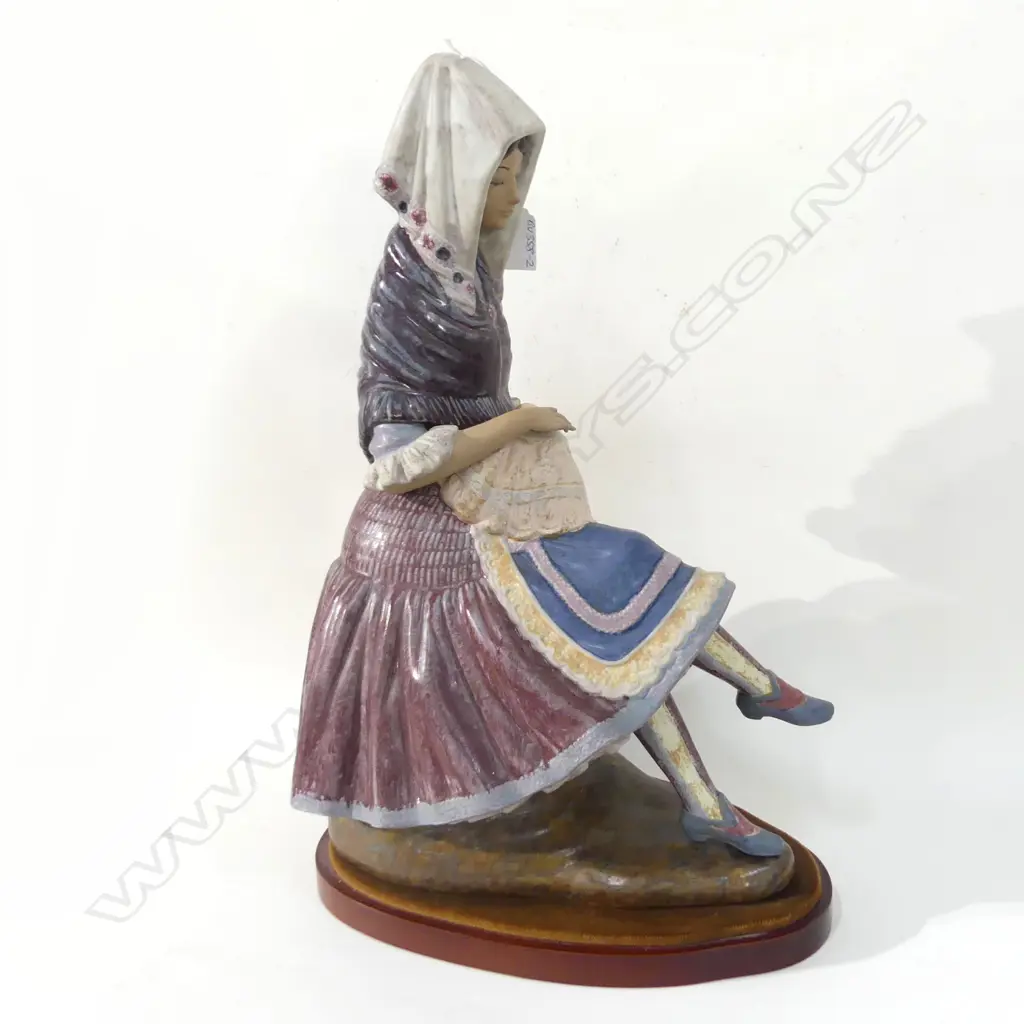 LARGE LLADRO FIGURINE OF A SEATED LACE MAKER on base H.500MM Image 1++