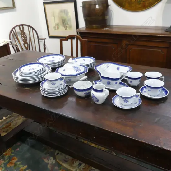 WEDGWOOD 'SPRINGFIELD' PART DINNER & TEA SET, 6 PLACE SETTINGS + SERVING DISH, JUGS ETC..