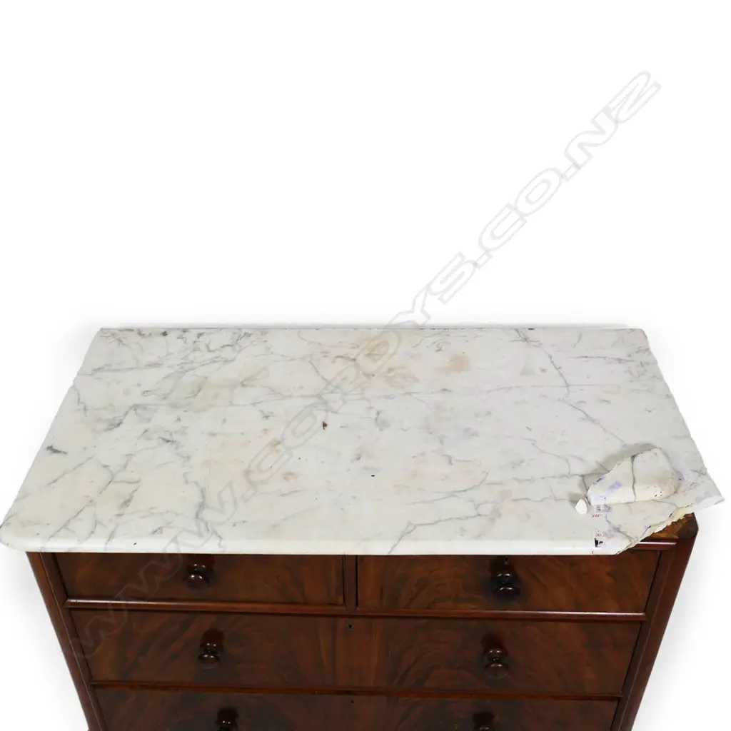 A 19thC flame mahogany four drawer chest, Image 1++