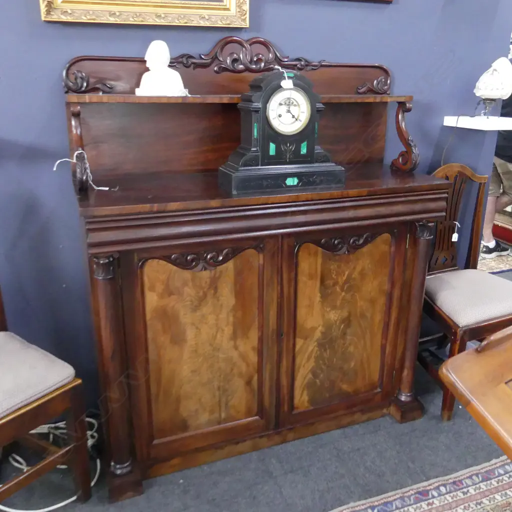 A William IV mahogany chiffonier, Image 1++