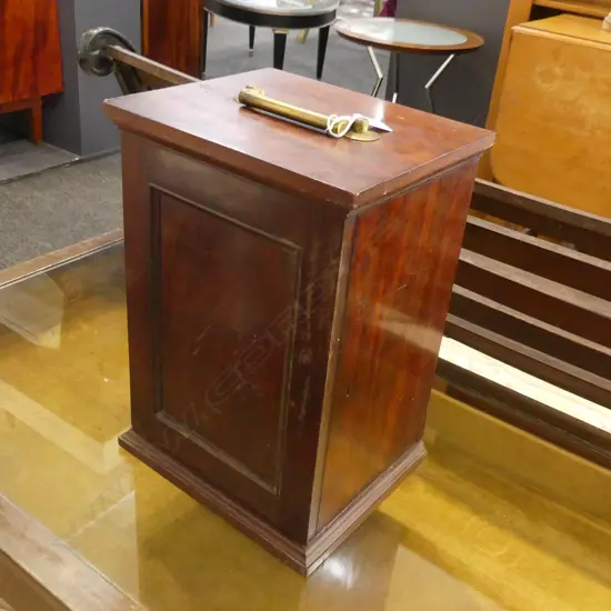 VICTORIAN CABINET w. BRASS CARRY HANDLE / INTERIOR w. 2 SHELVES & DRAWER 280x230x400mm