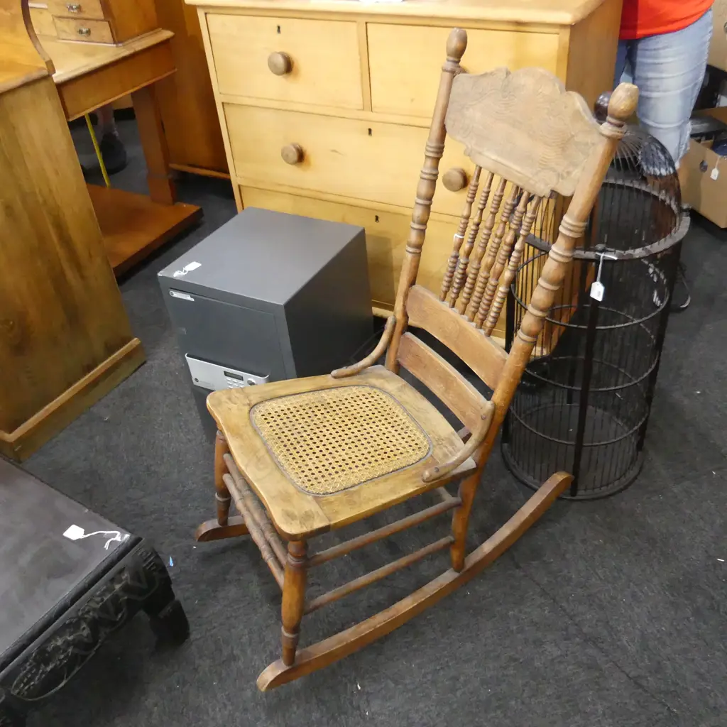 VINTAGE COLONIAL CARVED ROCKER Image 1++