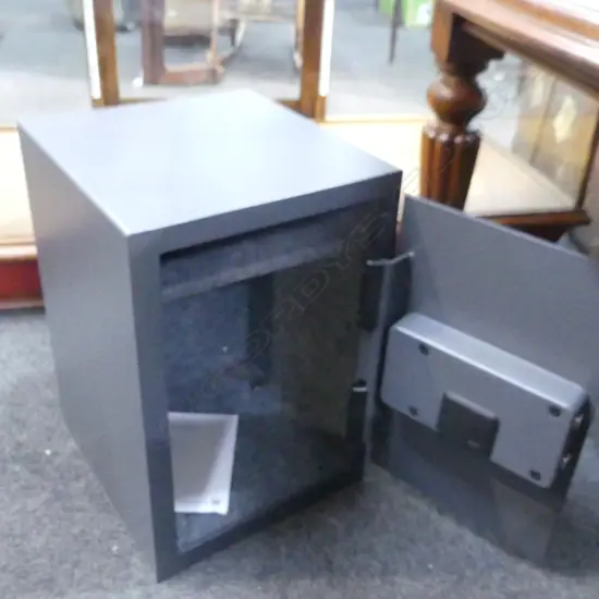 YALE SAFE w. KEY AND RESET 350x360x520mm