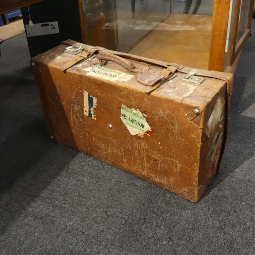 A VINTAGE LEATHER CASE 800 X 440 MM Image 1++