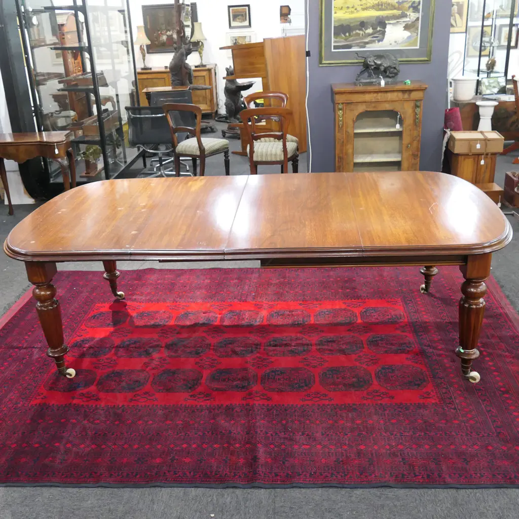 A Victorian mahogany crank extension dining table, Image 1++