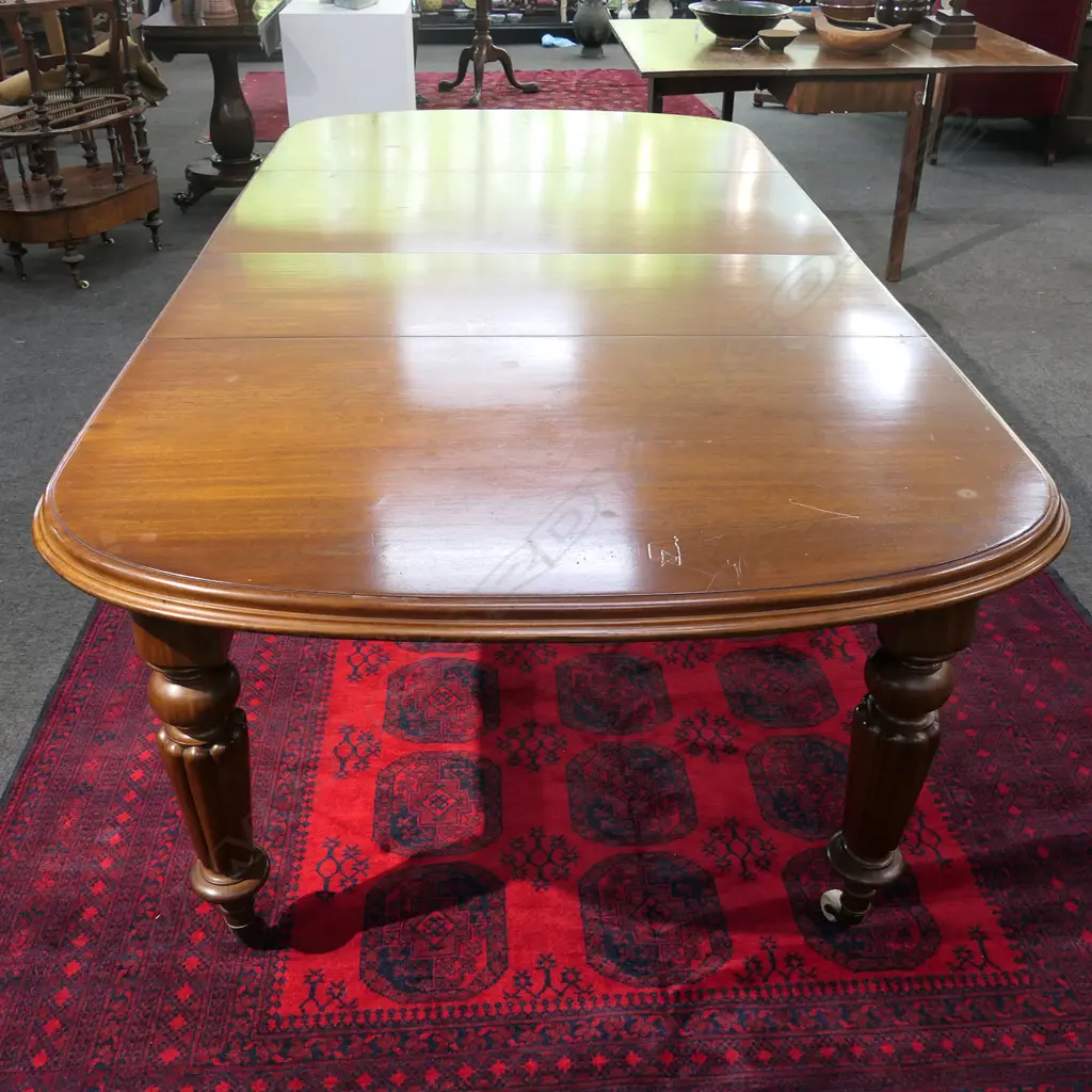 A Victorian mahogany crank extension dining table, Image 1++