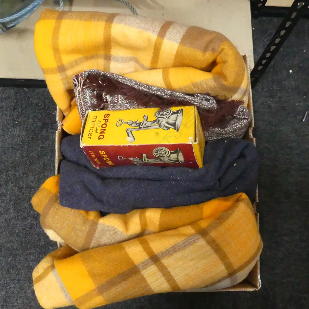 BOX LOT 4 RETRO BLANKETS + SPONG MINCER BOXED Image 1++