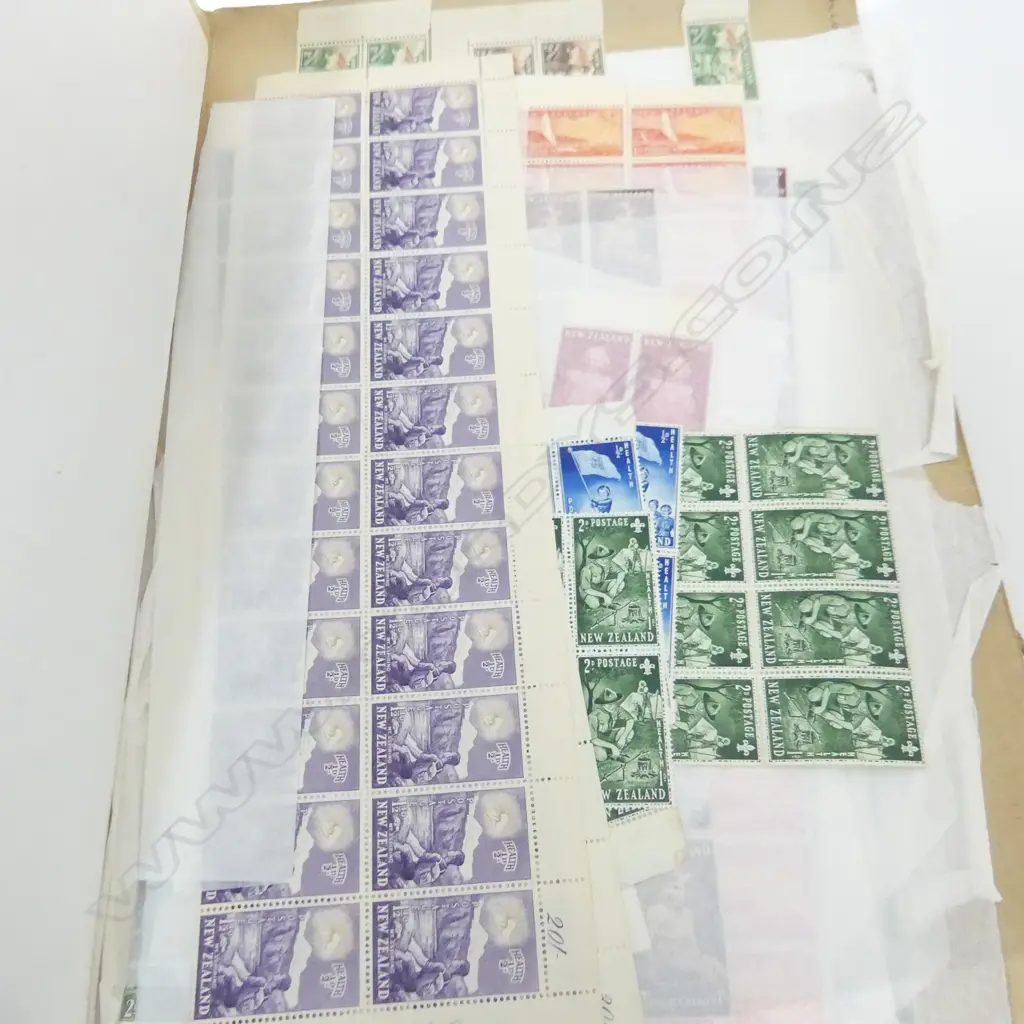 2 VINTAGE NZ STAMP ALBUMS + 2 FOLIOS OF OLD NZ STAMP SHEETS  Image 1++