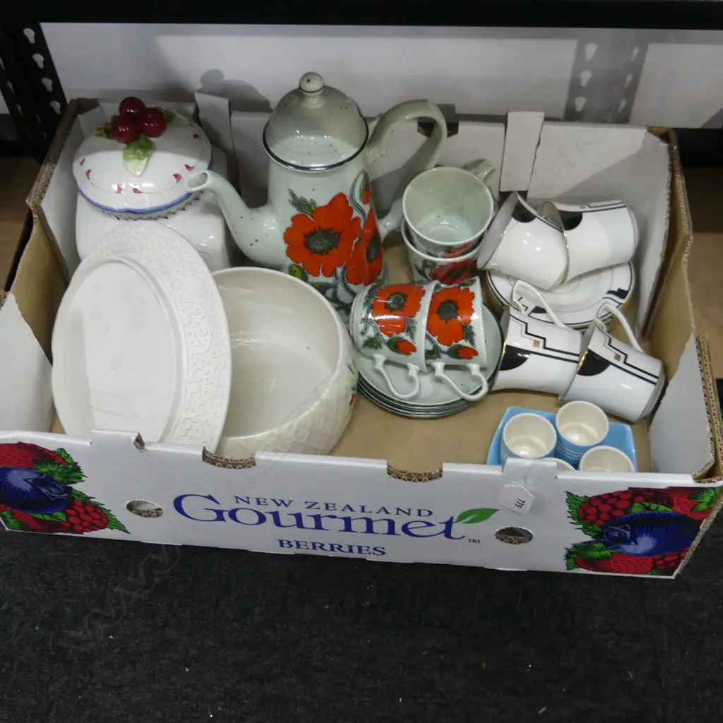 BOX ASST CERAMICS & CHINA INCL. WADE, VILLEROY BOCH, NORITAKE, ETC.. Image 1++