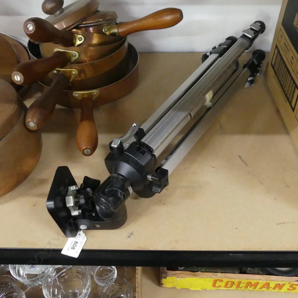 CAMERA TRIPOD H.590MM (WHEN FOLDED) Image 1++