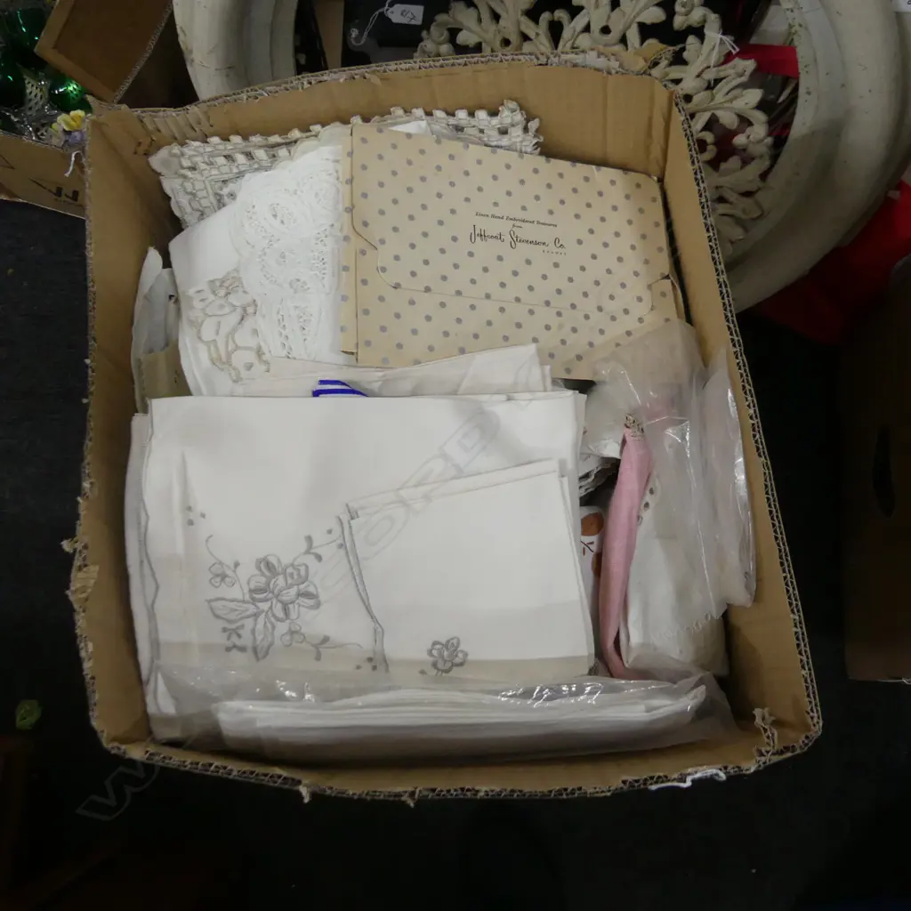 GOOD BOX LOT ASST LINEN; TABLECLOTHS, NAPKINS ETC.. Image 1++
