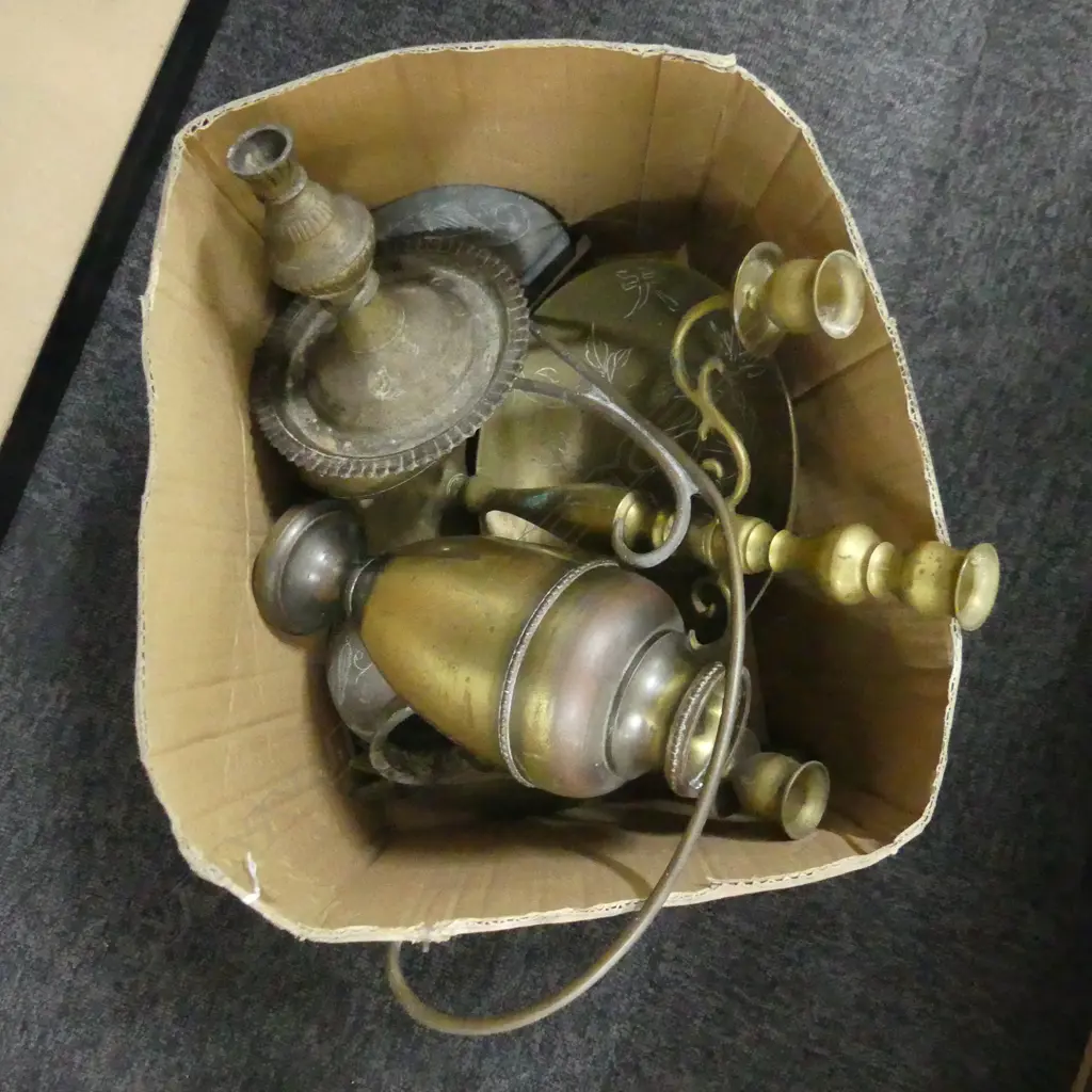BOX ASST BRASS INCL CANDLE HOLDERS ETC.. Image 1++
