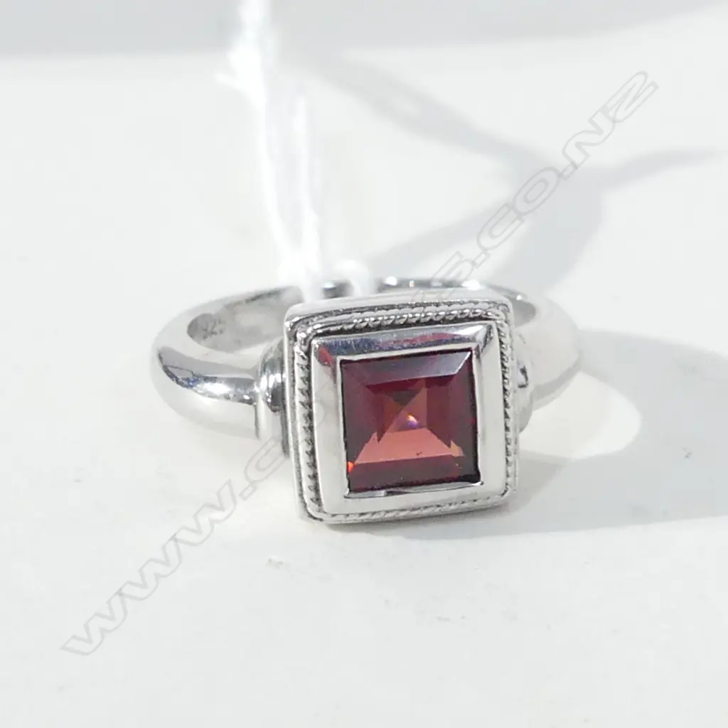 SILVER RING WITH RED STONE  (GARNET?) Image 1++