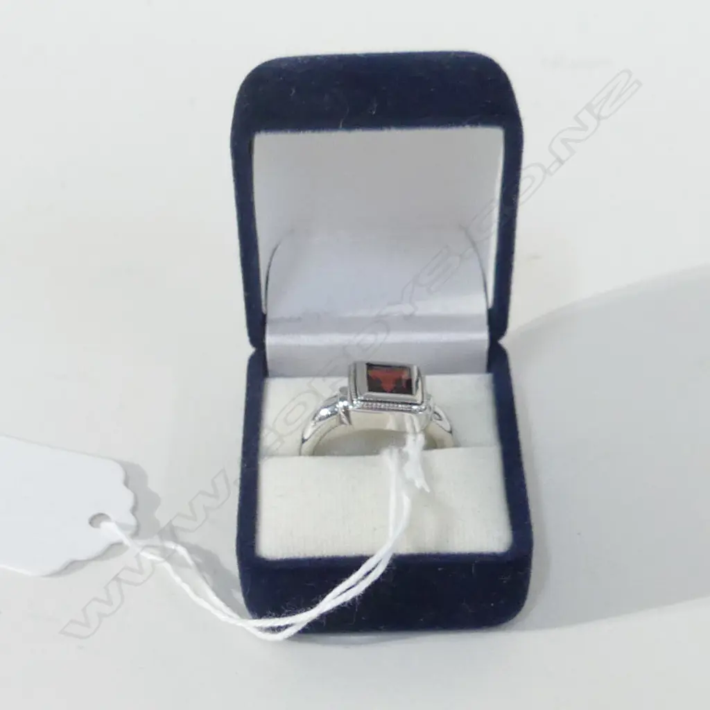 SILVER RING WITH RED STONE  (GARNET?) Image 1++
