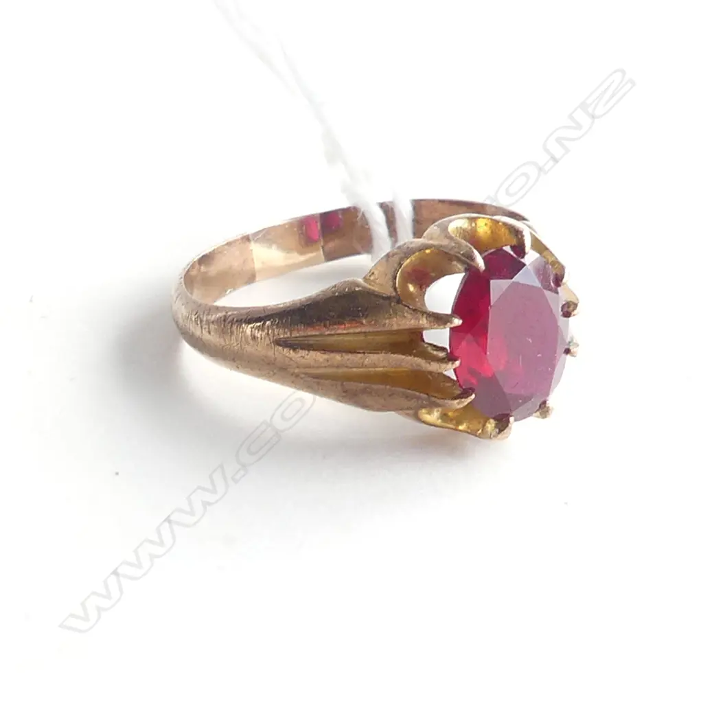 GOLD PLATED METAL RING w. RED PASTE STONE Image 1++