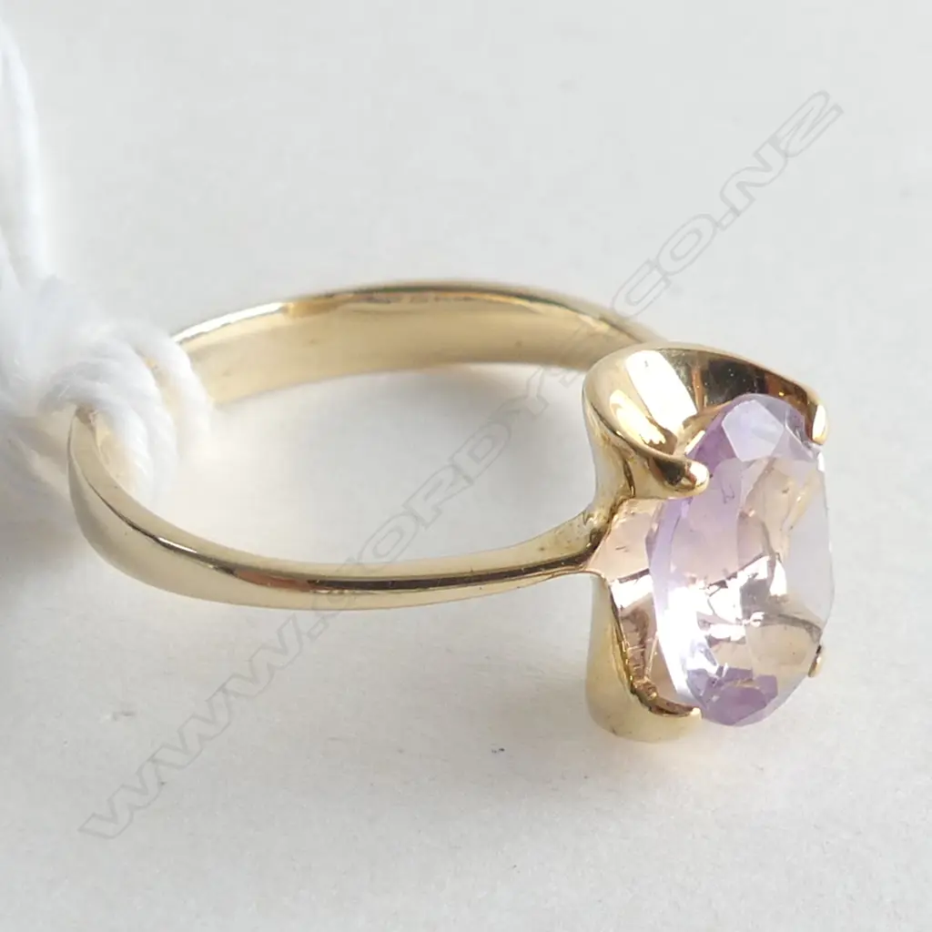 9CT YELLOW GOLD RING WITH LIGHT PURPLE STONE 2.6GMS  Image 1++