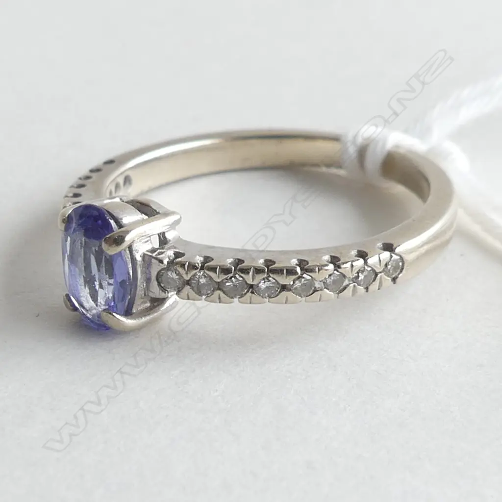 9CT WHITE GOLD TANZANITE & DIAMOND RING 2.3GMS Image 1++