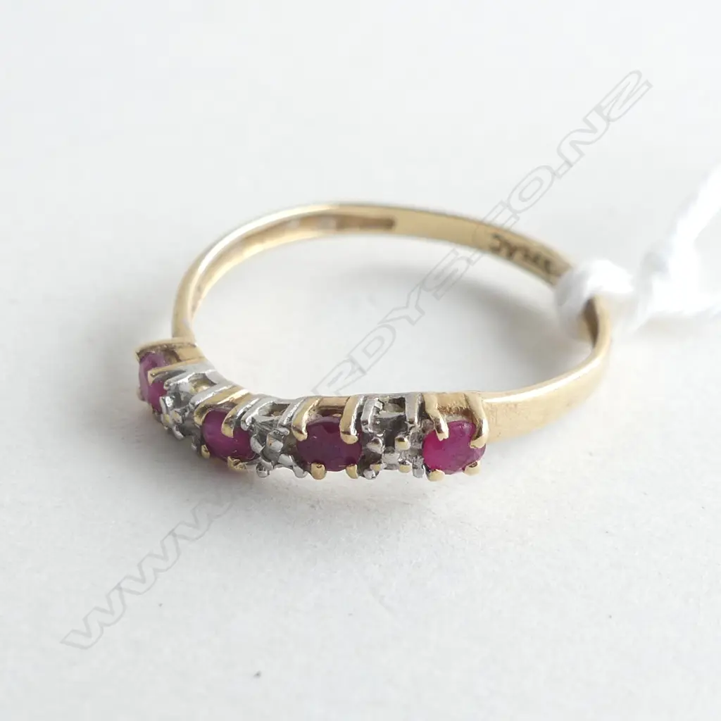 9CT YELLOW GOLD RING WITH PINK (RUBY?) & WHITE STONES 1 GM Image 1++
