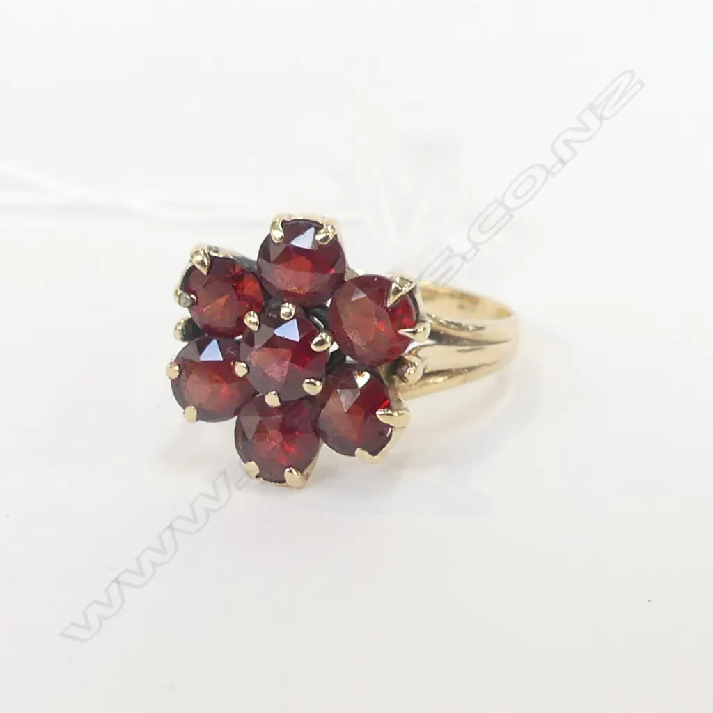 9CT GOLD RING WITH GARNETS - 3.78GMS  Image 1++