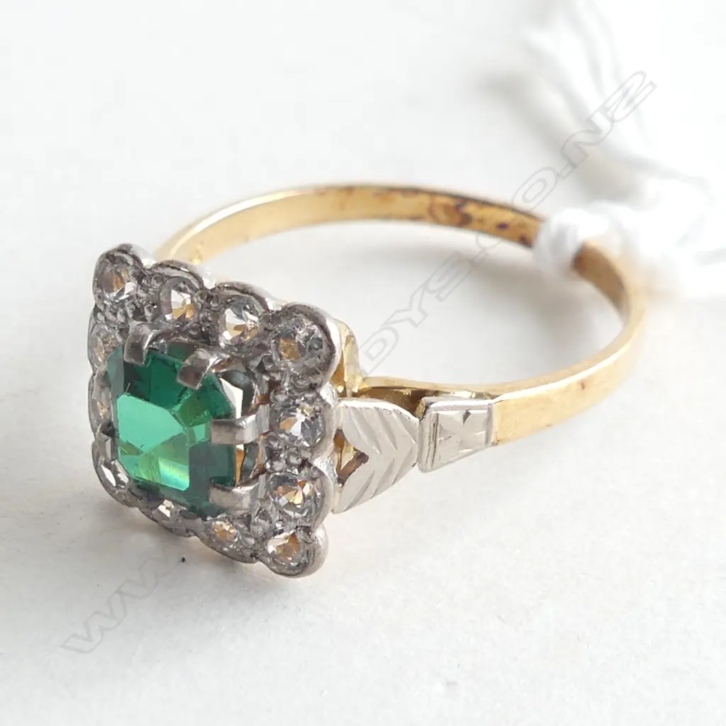 18CT YELLOW GOLD GREEN STONE & WHITE STONE RING 3.3GMS Image 1++