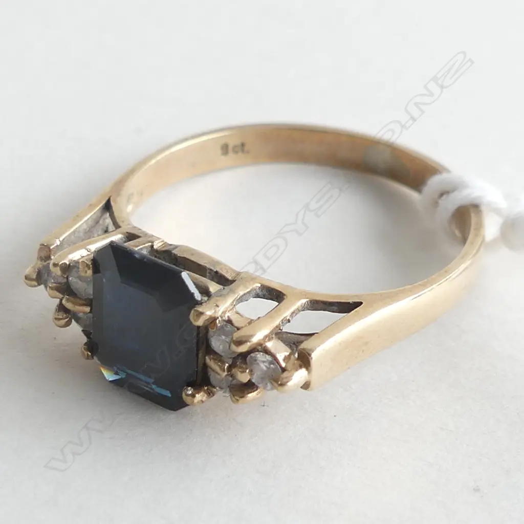 9CT Y/G RING WITH DARK BLUE STONE & 3 WHITE STONES EITHER SIDE 2.9GMS Image 1++