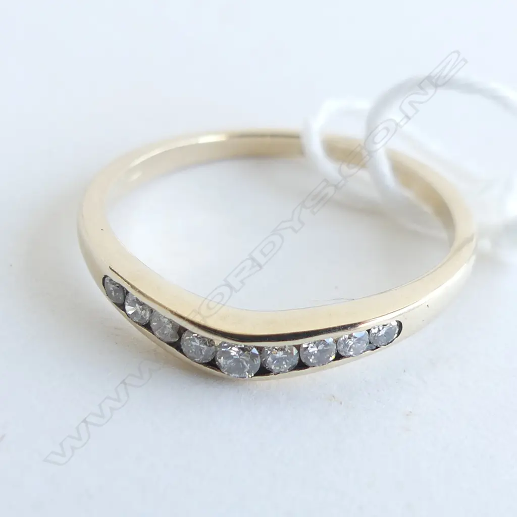 9CT GOLD & DIAMOND CHEVRON BAND RING 1.5GM Image 1++