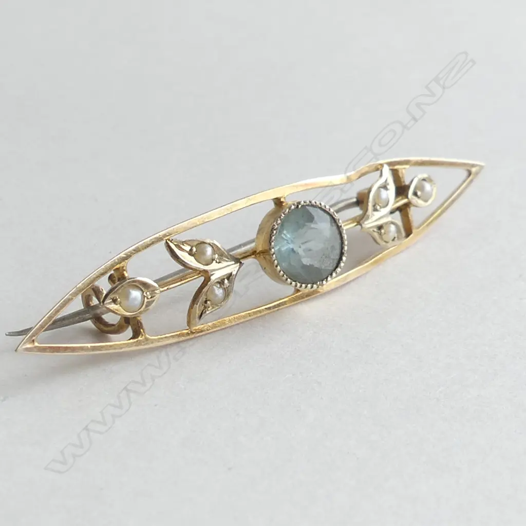 9CT YELLOW GOLD BAR BROOTH WITH BLUE STONE & PEARL 1.7GMS Image 1++