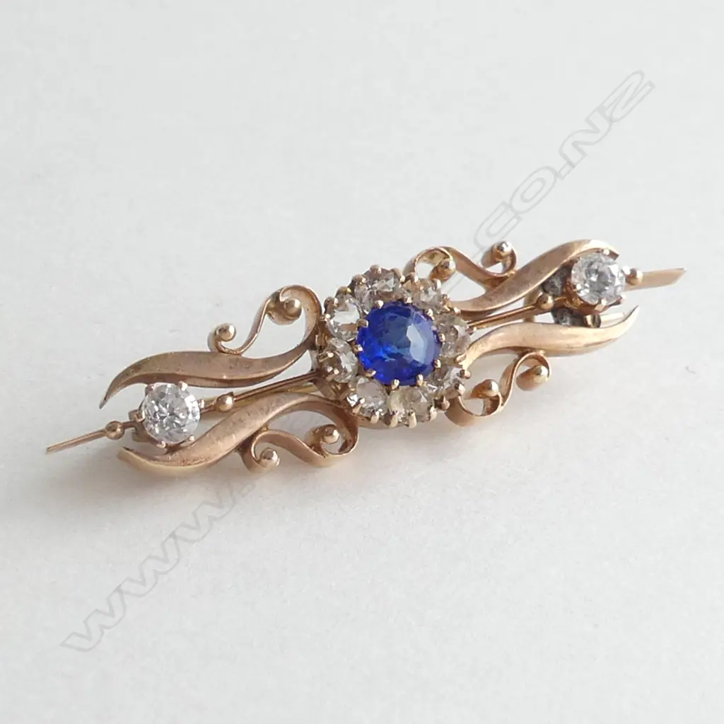 9CT ROSE GOLD BAR BROOCH WITH BLUE & WHITE STONES 2.9GMS Image 1++