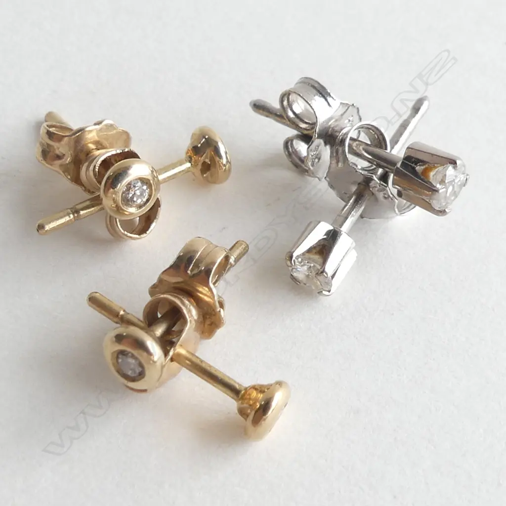 3 PR DIAMOND STUD EARRINGS; YELLOW GOLD 0.5GMS WHITE GOLD 0.7GMS Image 1++